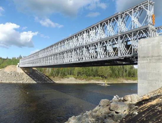 Одно-/двухслойный сборный металлический мост в стиле милитари. Сборный мост через реку. Сборный временный портативный компактный мост из стальной конструкции 200. Ферменный мост Бейли.